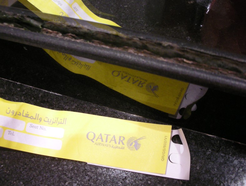 qatar airways filthy bathroom in silver lounge